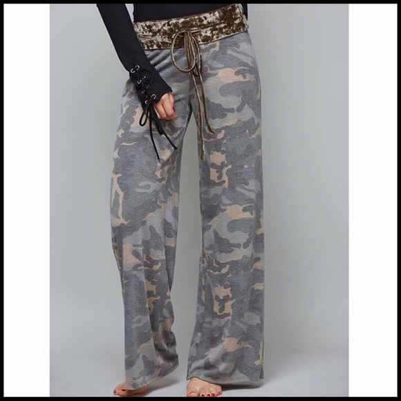 Velvet Trimmed Comfy Camo - Picture 3 of 6